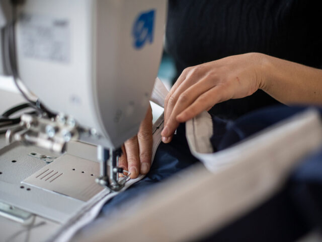 Dlaczego warto wybierać ręcznie szyte produkty z recyklingu? Ekologia, jakość i unikalność